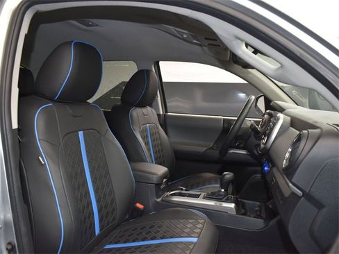 Used 2022 Toyota Tacoma SR5 w/ Technology Package image 12