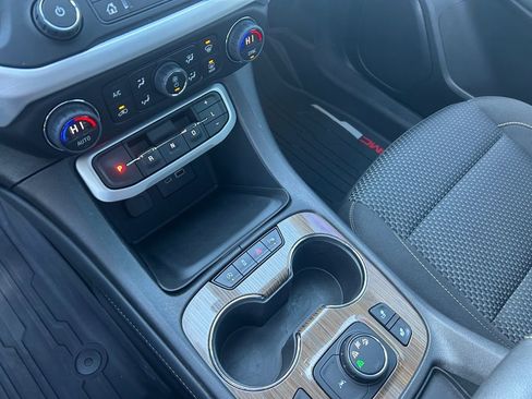 Used 2023 GMC Acadia SLE image 20