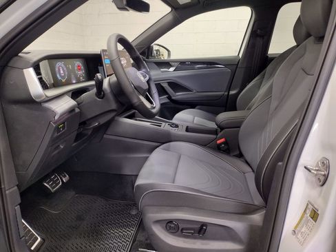 New 2025 Volkswagen Tiguan SE R-Line image 26