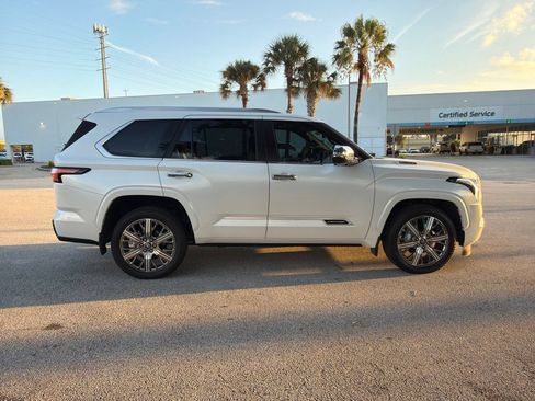 Used 2025 Toyota Sequoia Capstone AWD/4WD image 4