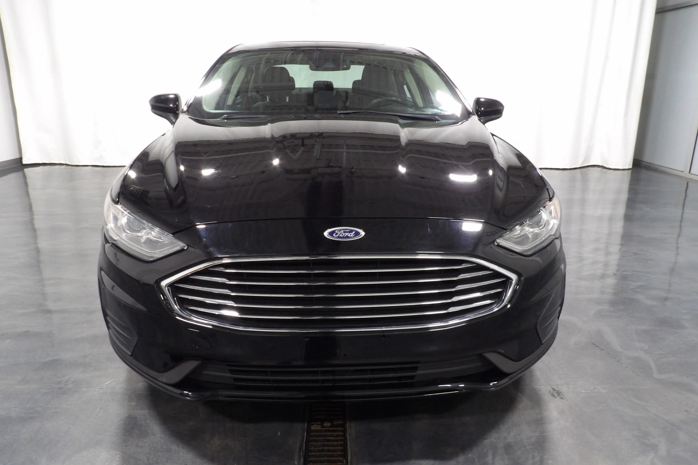 Used 2020 Ford Fusion SE FWD image 2