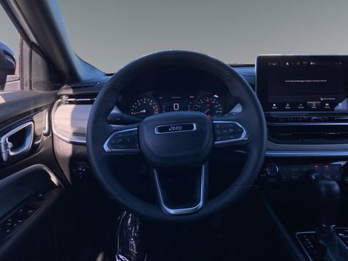 Used 2025 Jeep Compass Limited image 12