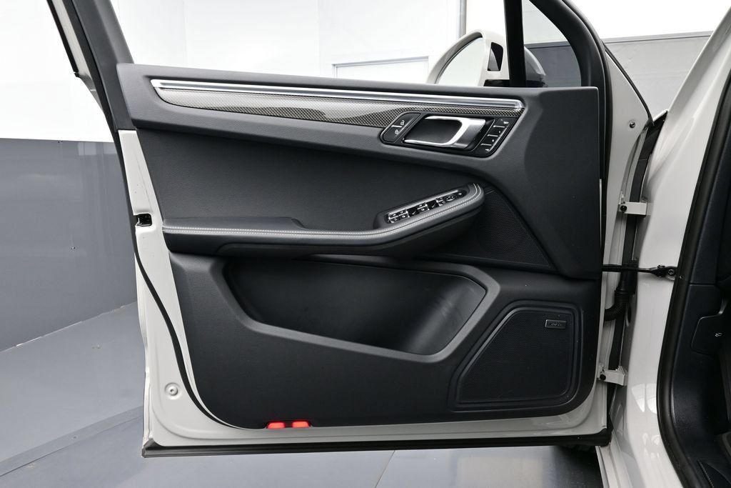 Certified 2025 Porsche Macan GTS AWD/4WD image 7