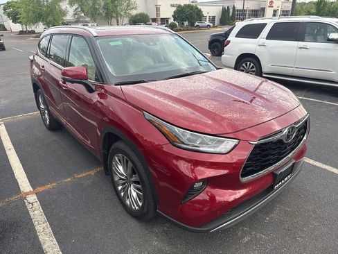 Used 2024 Toyota Highlander Platinum AWD/4WD image 2