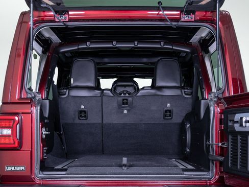 Used 2021 Jeep Wrangler Unlimited Rubicon w/ Trailer Tow Package image 8