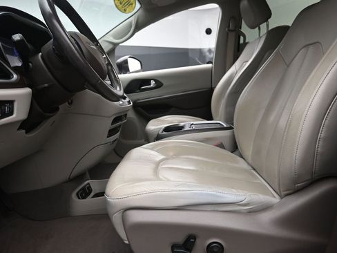 Used 2020 Chrysler Pacifica Touring-L Plus w/ Advanced Safetytec Group FWD image 14