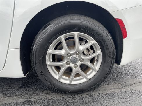 Used 2024 Chrysler Voyager LX image 26