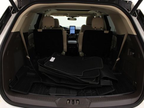 Used 2023 Ford Explorer Platinum w/ Premium Technology Package RWD image 32