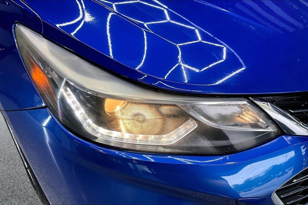 Used 2018 Chevrolet Cruze Premier w/ Enhanced Convenience Package FWD image 32