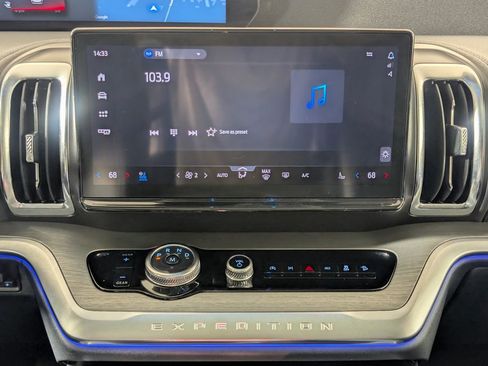 Certified 2025 Ford Expedition Platinum image 18