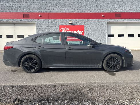 Used 2025 Toyota Camry SE image 2