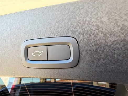 Used 2022 Volvo XC40 P8 Recharge image 40