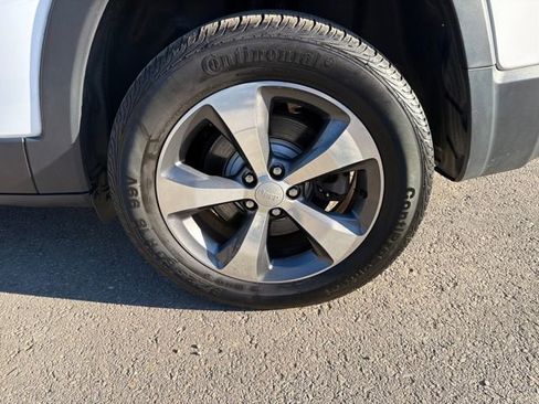 Used 2019 Jeep Cherokee Limited image 32