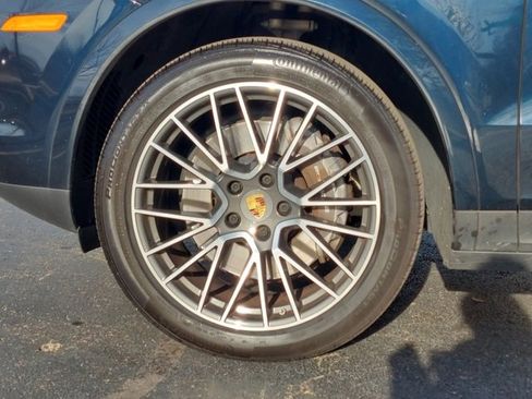 Used 2023 Porsche Cayenne Platinum Edition image 33