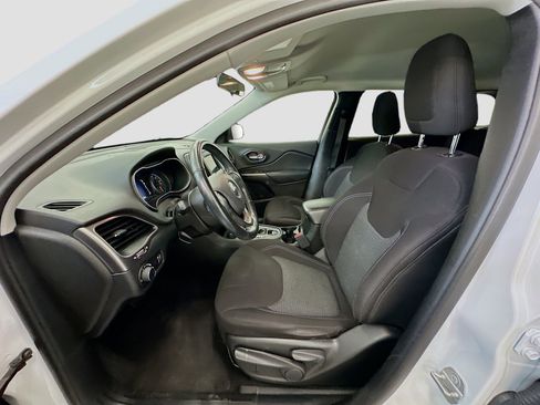 Used 2020 Jeep Cherokee Latitude w/ Cold Weather Group image 13