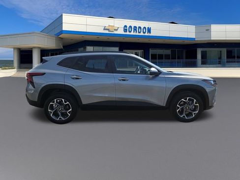 Used 2025 Chevrolet Trax LT FWD image 6