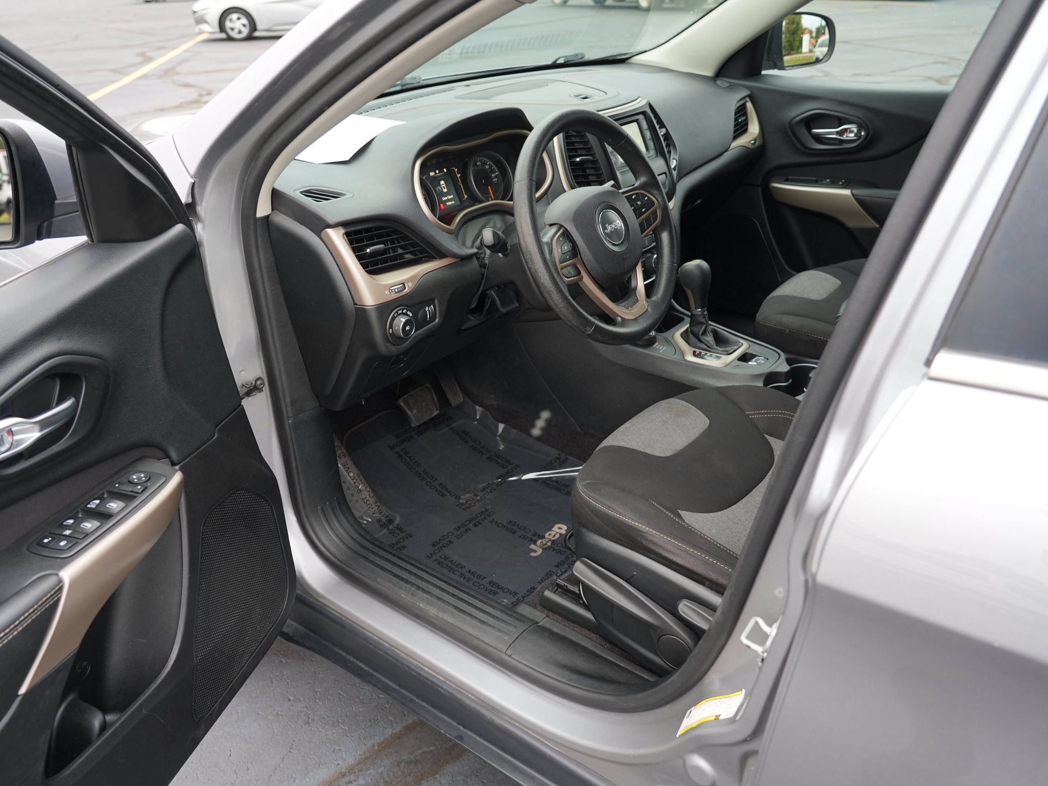 Used 2018 Jeep Cherokee Latitude w/ Safety Group AWD/4WD image 13