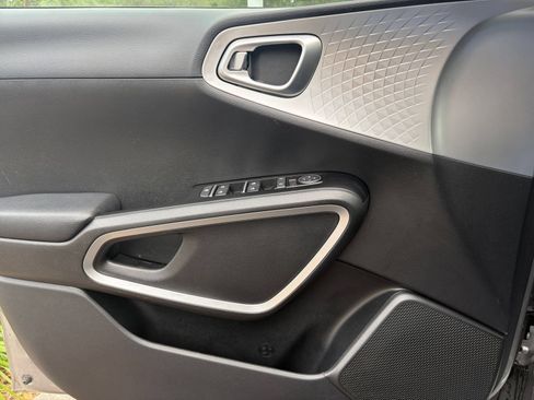 Used 2025 Kia Soul LX w/ LX Technology Package FWD image 18