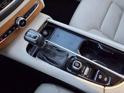 Used 2021 Volvo XC90 T6 Momentum w/ Advanced Package image 24