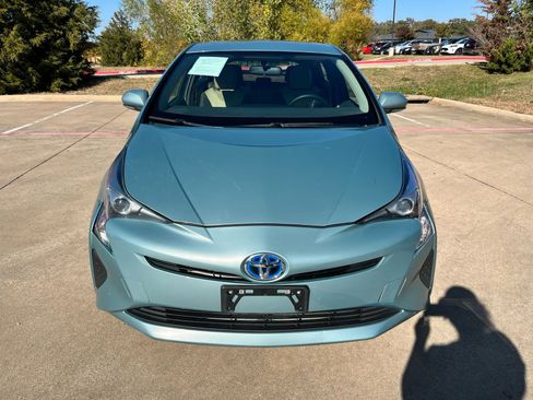 Used 2016 Toyota Prius Two image 2