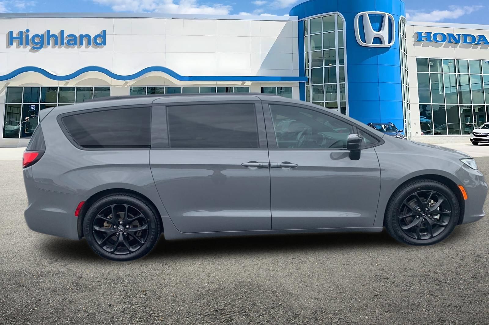 Used 2025 Chrysler Pacifica Limited FWD image 6