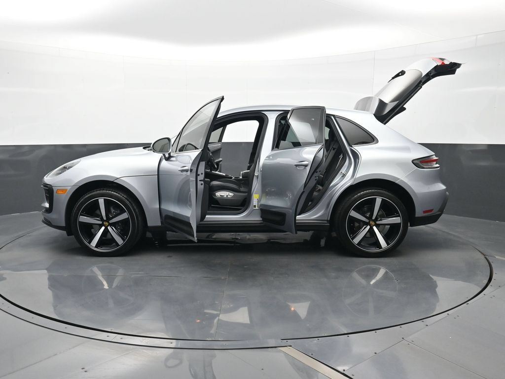 Certified 2025 Porsche Macan AWD/4WD image 30