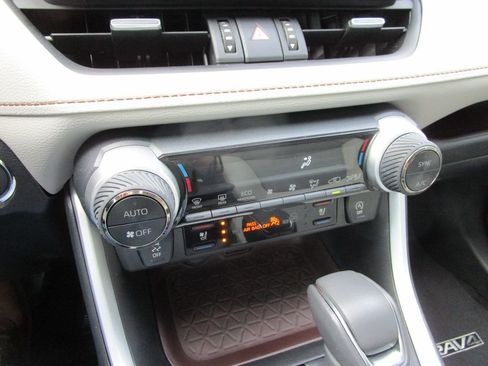 Used 2025 Toyota RAV4 Limited image 31