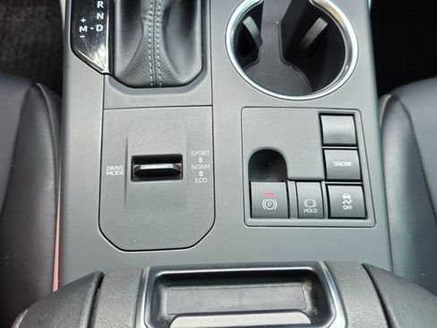 Used 2025 Toyota Highlander XLE FWD image 25