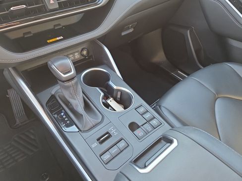 Used 2024 Toyota Highlander XLE image 12