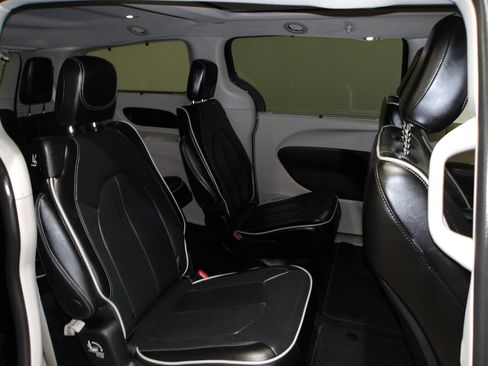 Used 2024 Chrysler Pacifica Limited FWD image 18