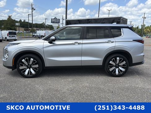 Used 2025 Mitsubishi Outlander SE AWD/4WD image 2