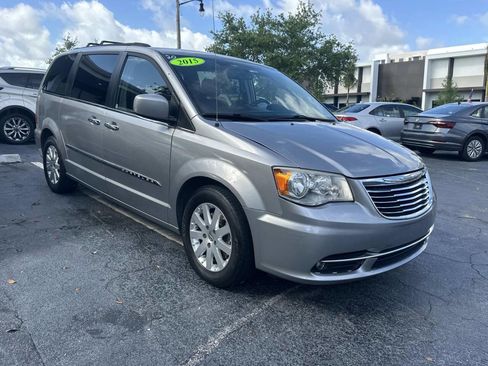 Used 2015 Chrysler Town & Country Touring w/ Driver Convenience Group image 4