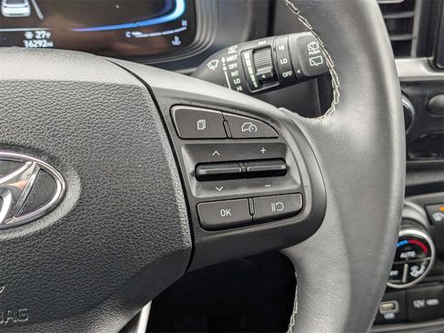 Used 2025 Hyundai Venue SEL image 19