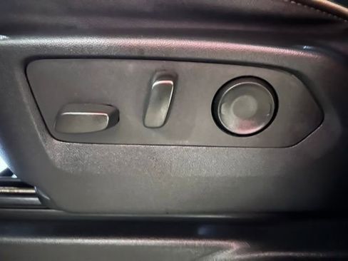 Used 2023 GMC Yukon XL SLT image 16