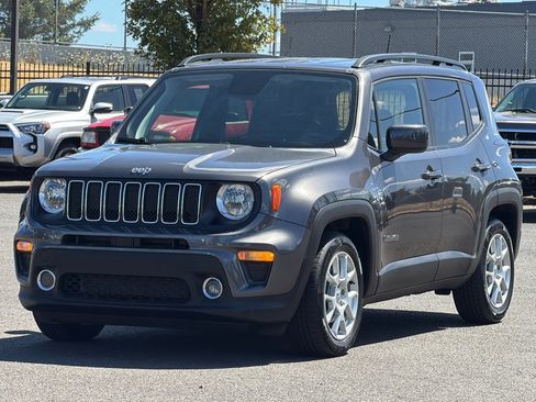 Used 2019 Jeep Renegade Latitude FWD image 9
