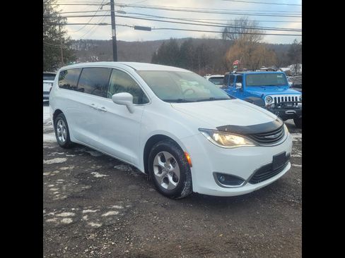 Used 2018 Chrysler Pacifica Touring Plus image 2