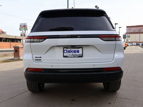 Used 2023 Jeep Grand Cherokee Altitude image 7