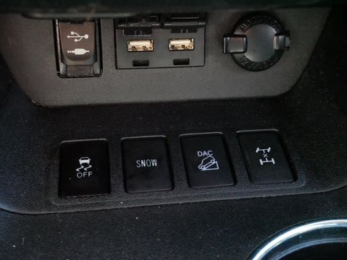 Certified 2019 Toyota Highlander XLE w/ Carpet Mat Package (TMS) AWD/4WD image 30