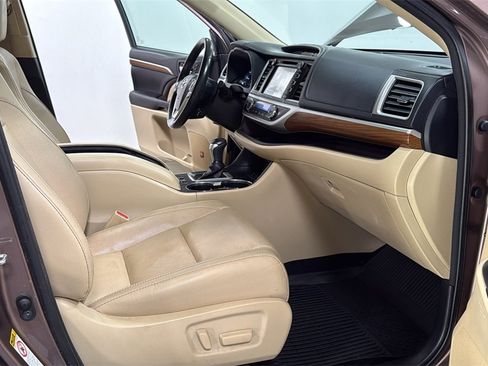 Used 2017 Toyota Highlander Limited image 19
