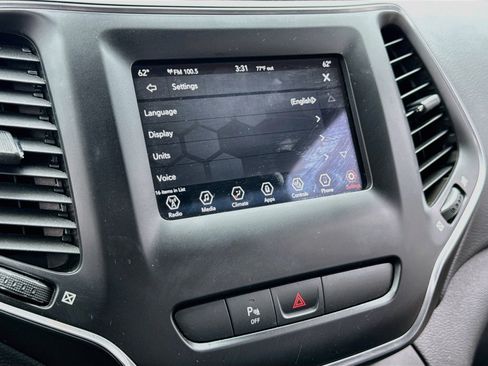 Used 2020 Jeep Cherokee Latitude Plus AWD/4WD image 16
