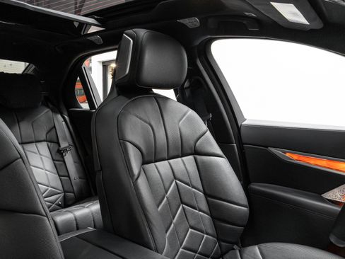 Used 2023 BMW 760i xDrive image 18