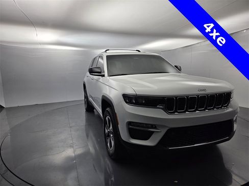 Used 2023 Jeep Grand Cherokee 4WD 4xe image 4