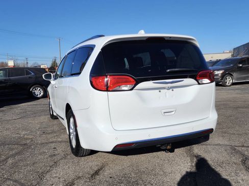 Used 2018 Chrysler Pacifica Touring-L image 5