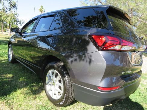 Used 2022 Chevrolet Equinox LS w/ LS Convenience Package image 3