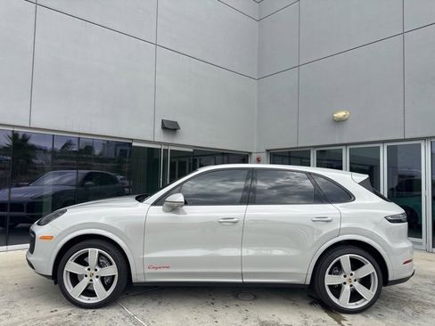 Used 2022 Porsche Cayenne Platinum Edition image 5