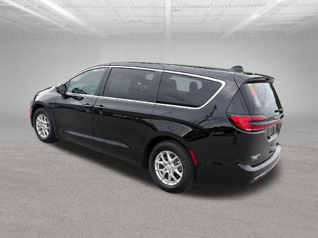 Used 2025 Chrysler Pacifica Select FWD image 4