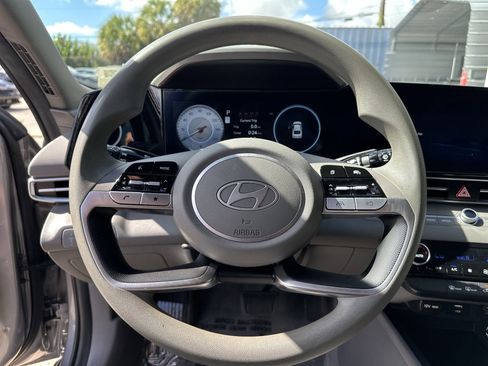 Used 2024 Hyundai Elantra SEL FWD image 11