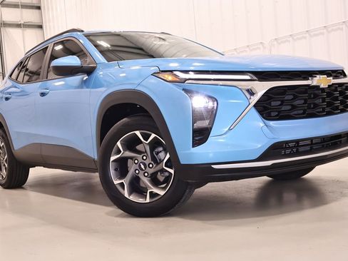 Used 2025 Chevrolet Trax LT FWD image 32