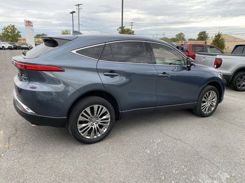 Used 2022 Toyota Venza XLE image 7