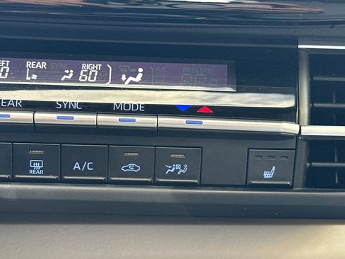 Used 2023 Toyota Sienna XLE image 31